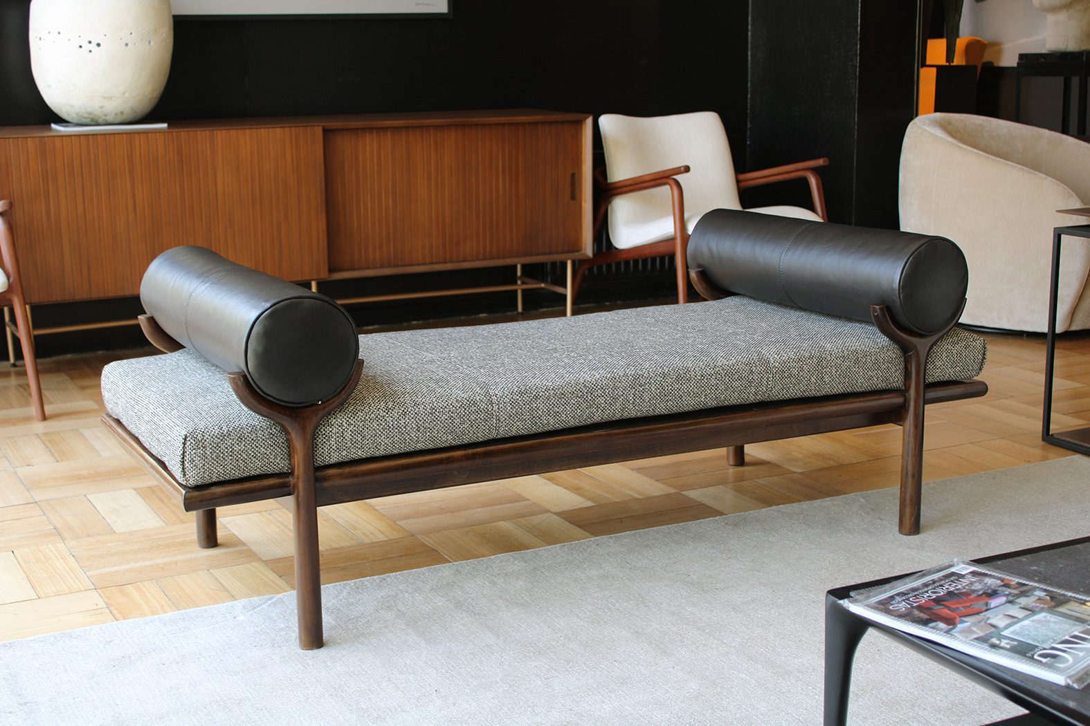 BANQUETA CALIFORNIA EN GÉNERO Y CUERO