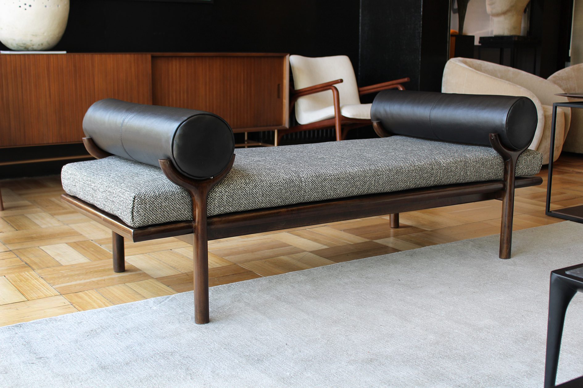 BANQUETA CALIFORNIA EN GÉNERO Y CUERO - Imagen 3