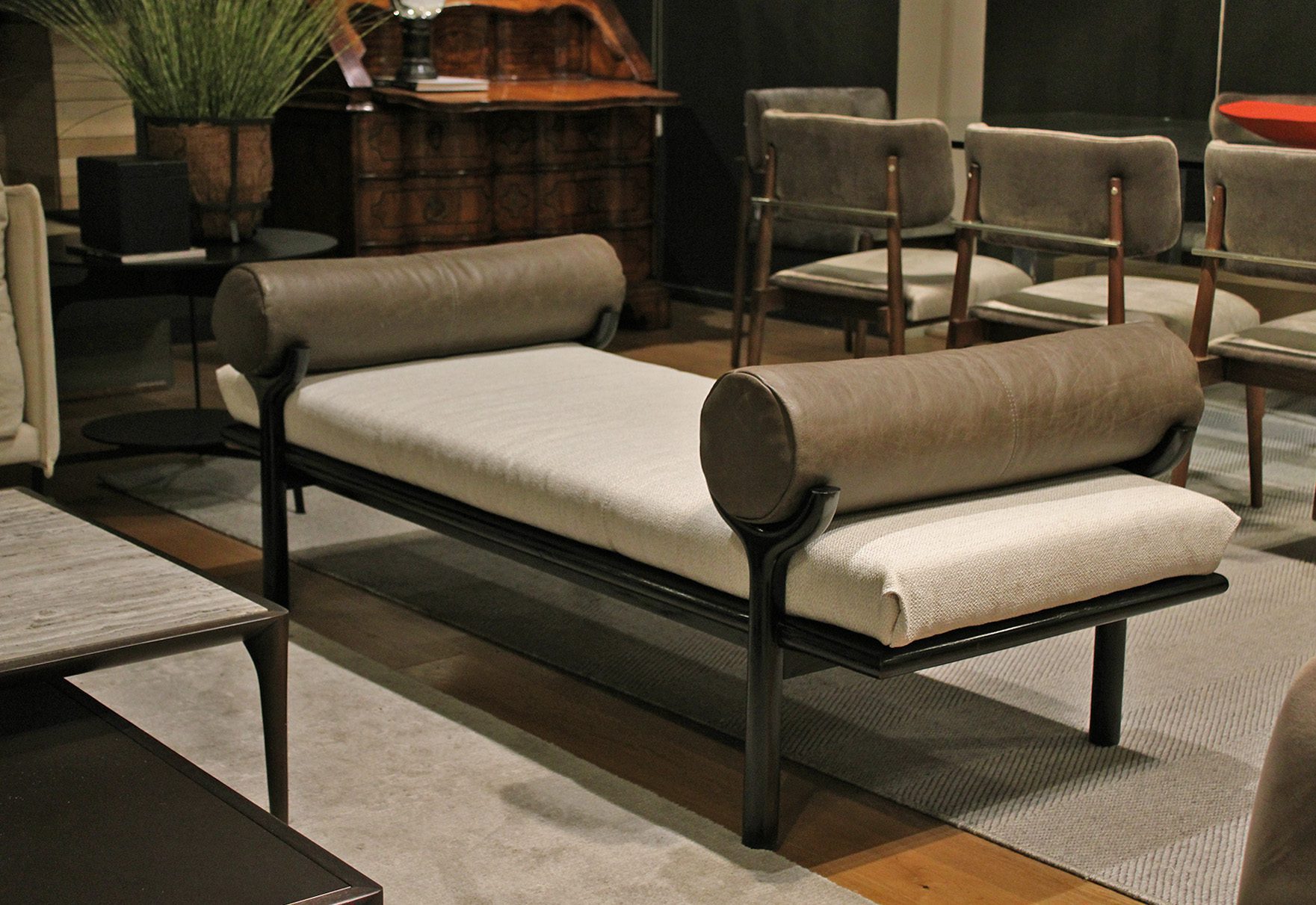 BANQUETA CALIFORNIA EN GÉNERO Y CUERO - Imagen 4