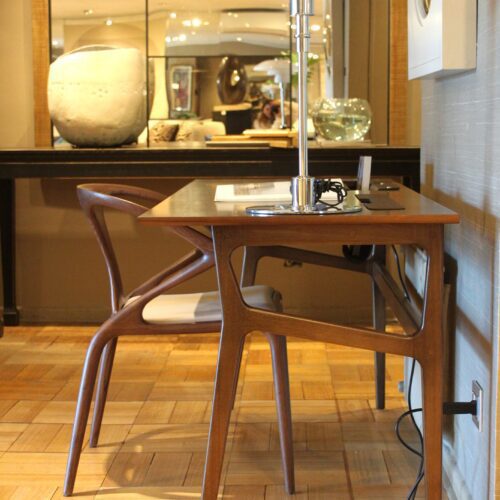 Escritorio Tab 160 Malto cuero 138 con cargador y revistero derecho