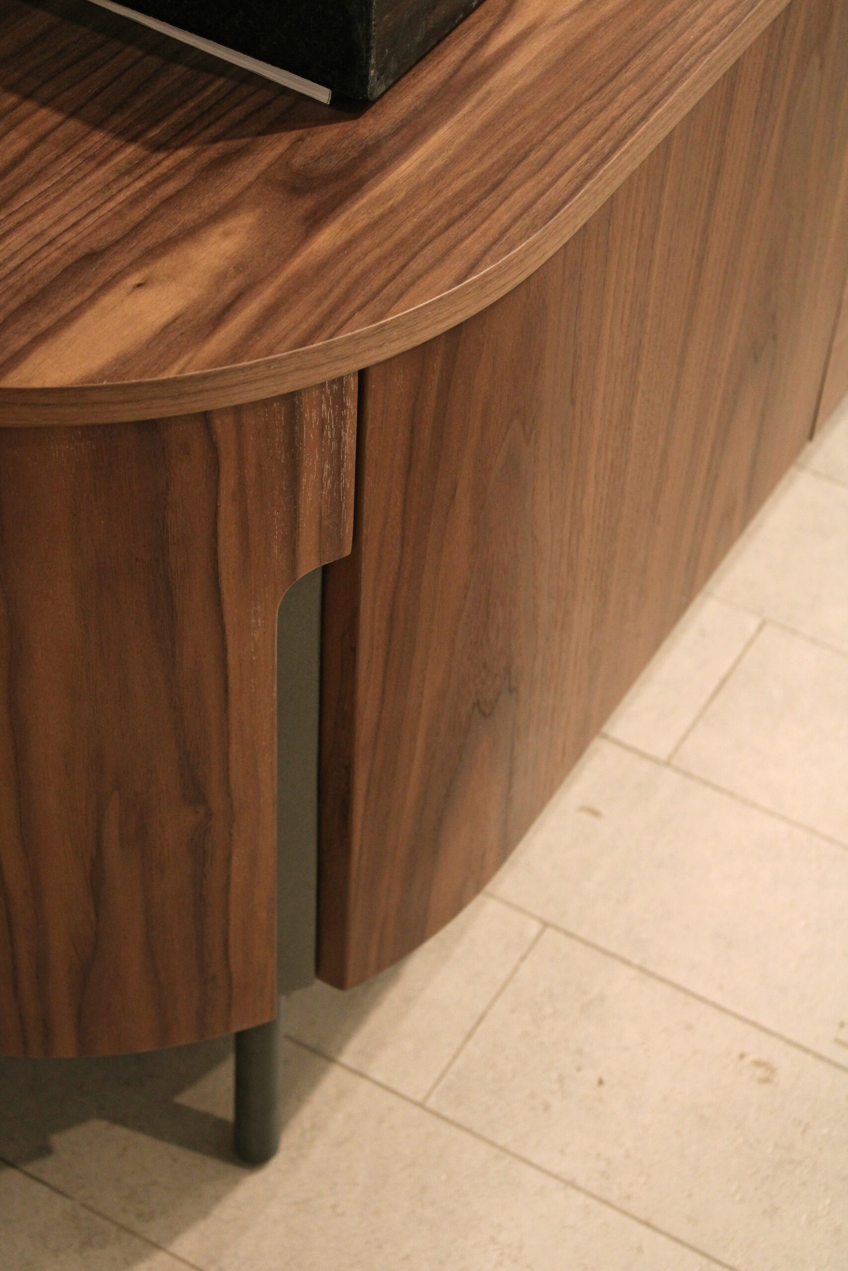 GABINETE SENZO NOGAL 220x50x60 - Imagen 3